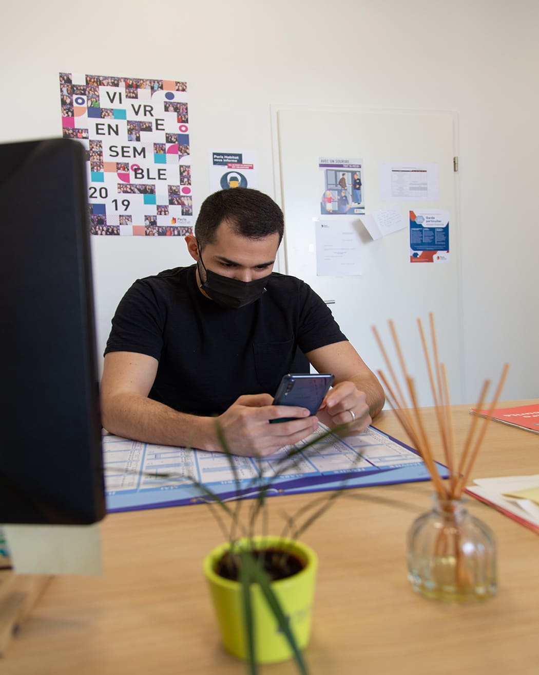 Gardien tenant son nouveau téléphone dans les mains